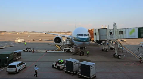 Timelapse of baggage loading to airplane 库存影片 45819111