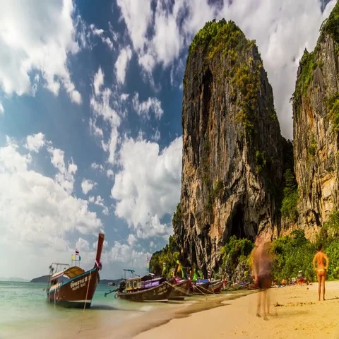 Timelapse on beach with long-tail boats near rock at the Krabi, Thailand. 库存影片 69552938