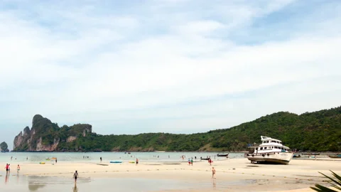 Timelapse beached boat on Koh Phi Phi, Thailand with tourists 스톡 동영상 230011294