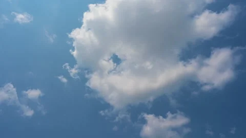 Timelapse of beautiful blue sky and white cloud. 動画素材 152748876