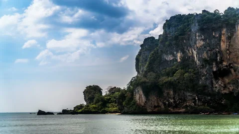 Timelapse of the beautiful clouds floating at the Krabi beach, Thailand Stockbeeldmateriaal 105439258