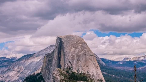 Timelapse - Beautiful Clouds Moving over Half Dome at Yosemite - 4K 库存影片 93870757