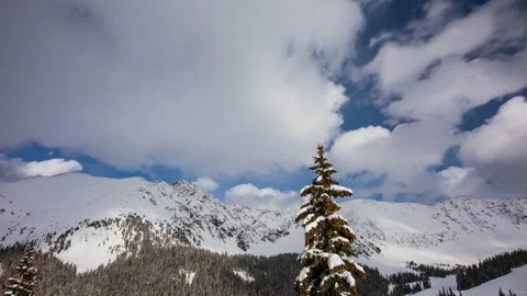Timelapse - Beautiful Clouds Moving over Snowcapped Mountains Vídeos de archivo 197097104