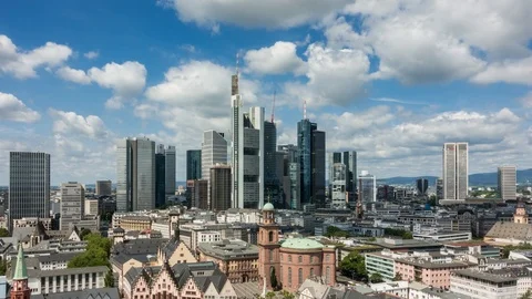 Timelapse - Beautiful clouds over the cityscape of Frankfurt Vídeo Stock 109078084