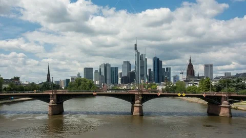 Timelapse - Beautiful clouds over the cityscape of Frankfurt Vídeo Stock 109078679