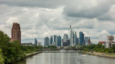 Timelapse - Beautiful clouds over the cityscape of Frankfurt Vídeo Stock 111138199