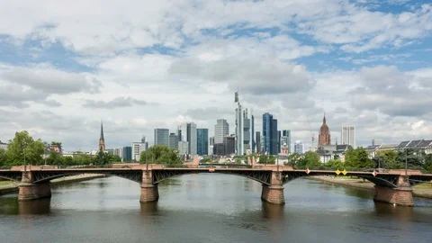 Timelapse - Beautiful clouds over the cityscape of Frankfurt Vídeo Stock 111138789