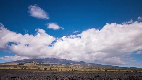 Timelapse - Beautiful clouds over the mountain range of volcanic landscape 库存影片 234831575