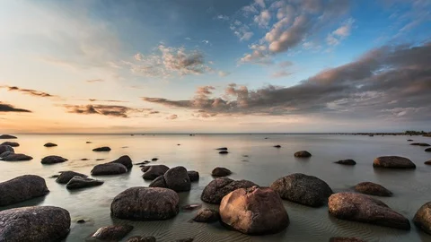 Timelapse of beautiful clouds over the sea at sunset Vídeos de archivo 117420635