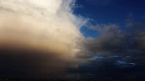 Timelapse of beautiful clouds over the summer city Vídeos de archivo 161351668