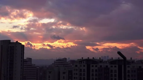 Timelapse beautiful colorful sunset on the cloudy sky over city Video stock 100304308