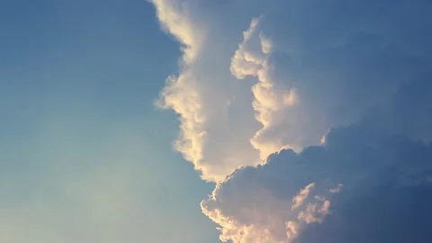 Timelapse of beautiful dramatic sky and clouds at sunset time. Stock-Footage 154563011