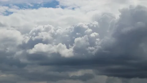 Timelapse: Beautiful Fluffy Clouds Floating the Sky. Video stock 154124660