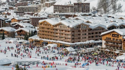 Timelapse of a beautiful Hotel in the snow front of Val d'Isère Video stock 93700213