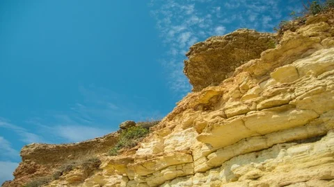 Timelapse beautiful old yellow desert rock formation surrounded by clear blue 库存影片 101834549