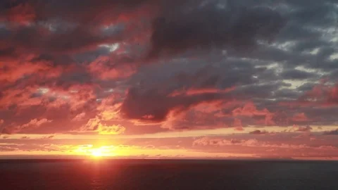 Timelapse of beautiful red clouds at sunset over the ocean 库存影片 82002178