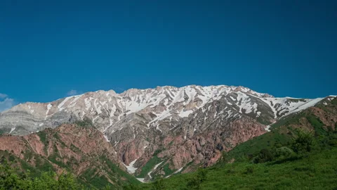 Timelapse . Beautiful snow-capped mountains, clouds flying over the peaks. Vídeos de archivo 242485897