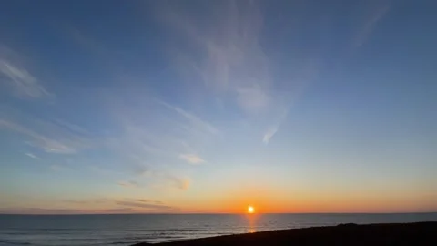 Timelapse of beautiful sunset with a few whispy clouds. Video stock 271330271