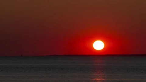 Timelapse of beautiful sunset over the sea. Sun settling down time lapse. V.. Video stock 319702602
