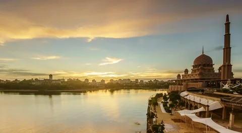 Timelapse beautiful sunset of Putra Mosque, Putrajaya, Malaysia. Stock Footage 51598693