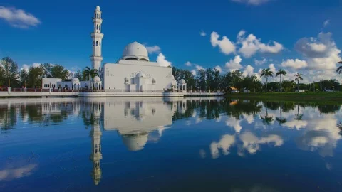 Timelapse of beautiful white mosque with mirror reflection in the lake Stock Footage 104795246