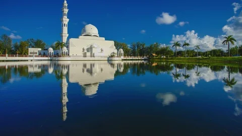 Timelapse of beautiful white mosque with mirror reflection in the lake Stock Footage 104840881
