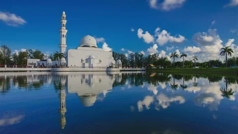 Timelapse of beautiful white mosque with mirror reflection in the lake Vídeos de archivo 104860343