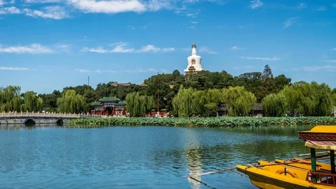 Timelapse of Beijing Beihai Park under blue sky 스톡 동영상 79912928