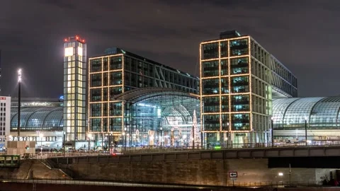 Timelapse of berlin central train station in xmas illumination 스톡 동영상 145737920