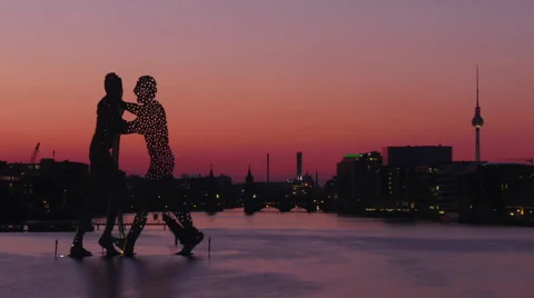 Timelapse in Berlin: The Molecule Man 스톡 동영상 61403770