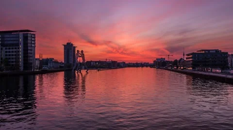 Timelapse Berlin, Sunset, Molecule Man,  Elsenbrücke, Spree Stock Footage 55768539