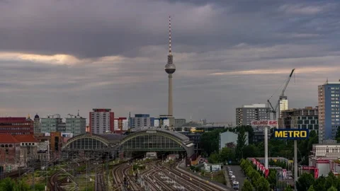 Timelapse of berlin tv tower and ostbanhof with trains passing by Vídeo Stock 143883395
