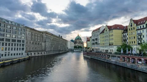 Timelapse Of Berliner Dom In Berlin, Germany, With Moving Clouds And Boats at 库存影片 140066091