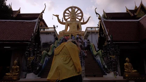 Timelapse of Big Buddha Temple on Samui. Tourists go up and down stairs. Pan up. Stock Footage 127480214