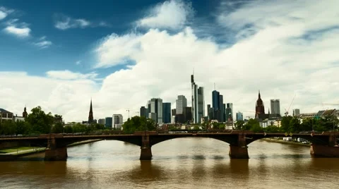Timelapse - Big clouds over the cityscape of Frankfurt Vídeo Stock 64298647
