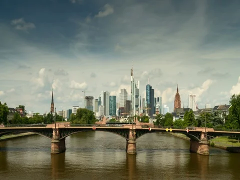 Timelapse - Big clouds over the cityscape of Frankfurt Видео 76794647
