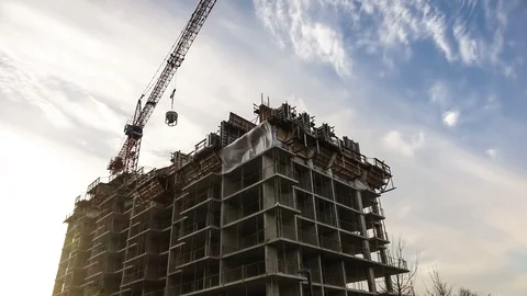 Timelapse of a big crane moving on top of an unfinished building Vídeos de archivo 103742058