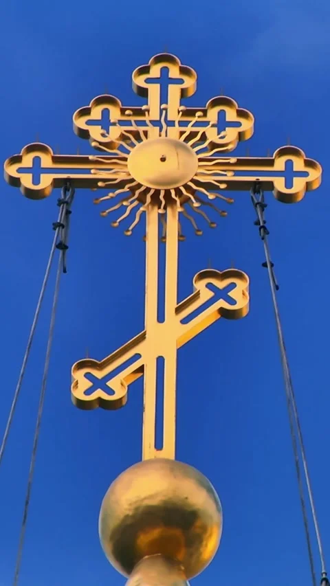 Timelapse of a big cross standing against the sunny blue sky and flying clouds 스톡 동영상 249247668