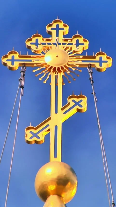 Timelapse of a big cross standing against the sunny blue sky and flying clouds Video stock 249247694