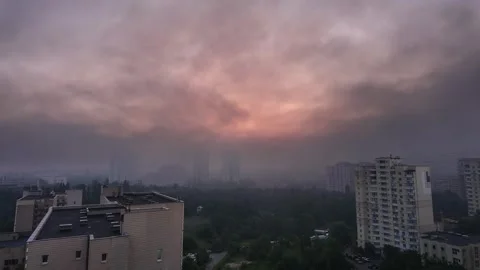 Timelapse of black smoke drifting over Kyiv at sunrise after drone strike fir Video stock 312812337
