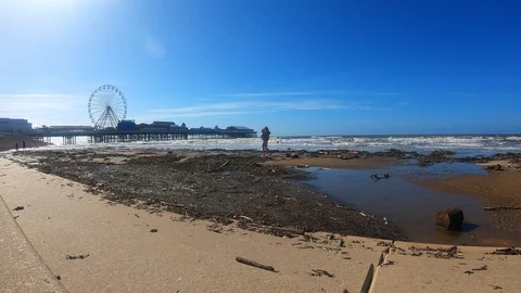A timelapse of Blackpool pier as the tide comes in 1 Video stock 105923610