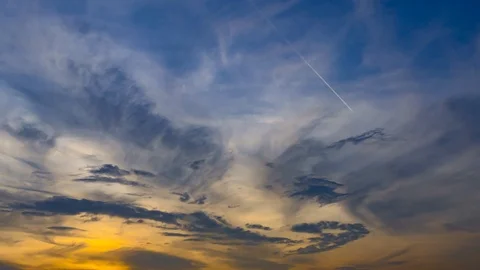 Timelapse of blue and orange clouds at sunset Video stock 123899181