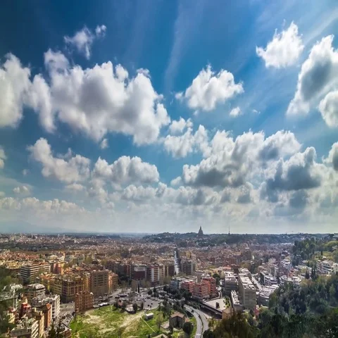 Timelapse of blue clouds over the Rome and Vatican's Saint Peter's basilica Dome 库存影片 69543902
