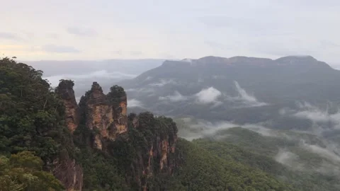 Timelapse of Blue Mountains Three Sisters rock formation at sunrise in 4k. Stock Footage 147520754