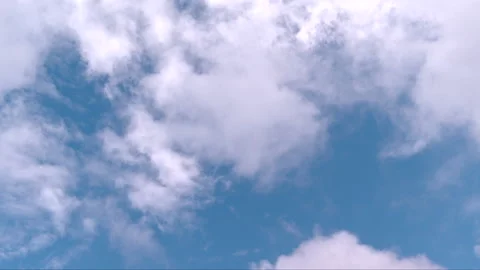 Timelapse of blue sky and white clouds. 스톡 동영상 220790547