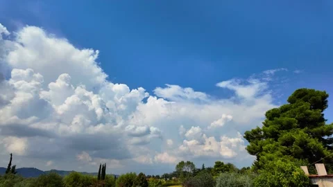 Timelapse of blue sky with clouds forming 動画素材 343835806