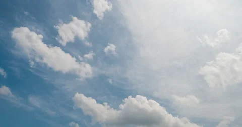 Timelapse Blue sky fluffy white clouds on summer season bright clear skyline wit Vidéo 229595240