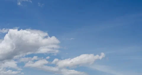 Timelapse Blue sky fluffy white clouds on summer season bright clear skyline Stockbeeldmateriaal 246257129