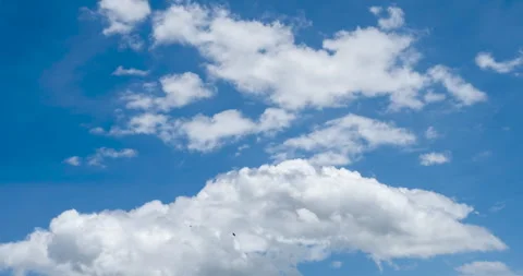 Timelapse Blue sky fluffy white clouds on summer season bright clear skyline 스톡 동영상 246257226