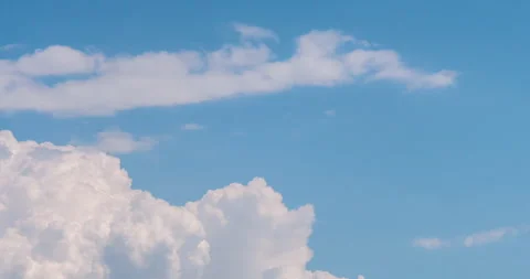 Timelapse Blue sky fluffy white clouds on summer season bright clear skyline Stockbeeldmateriaal 247602950